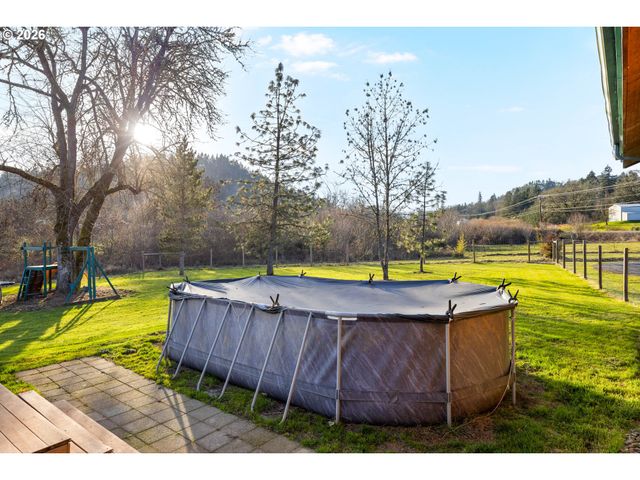125 KESTREL Ln, Roseburg, OR 97471