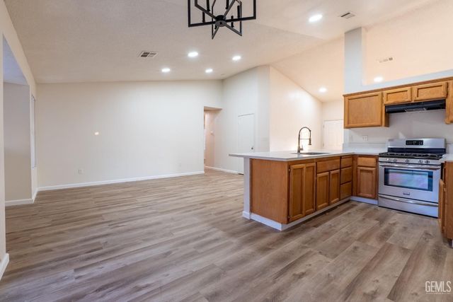 2114 Foxglove Court, Bakersfield, CA 93304
