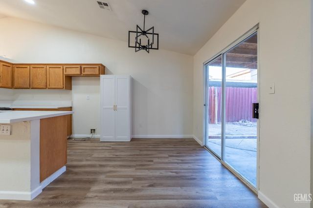 2114 Foxglove Court, Bakersfield, CA 93304