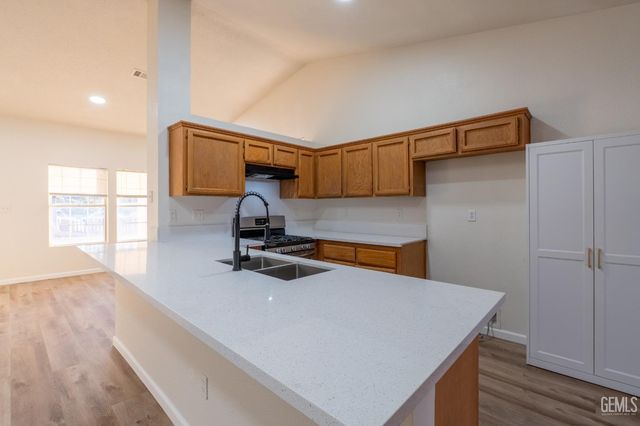 2114 Foxglove Court, Bakersfield, CA 93304