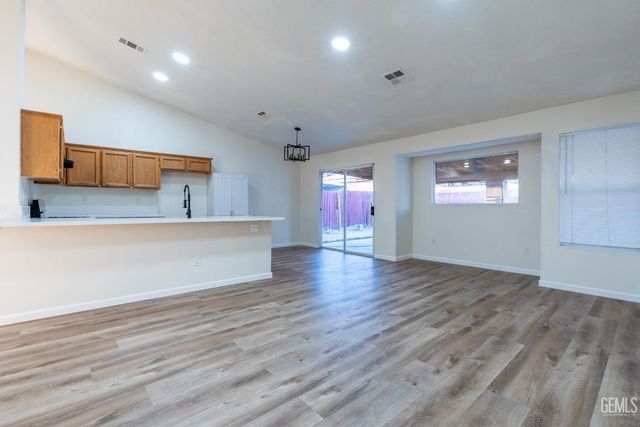 2114 Foxglove Court, Bakersfield, CA 93304