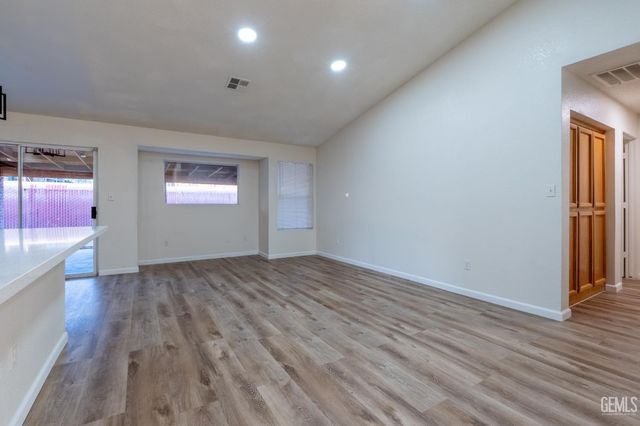 2114 Foxglove Court, Bakersfield, CA 93304