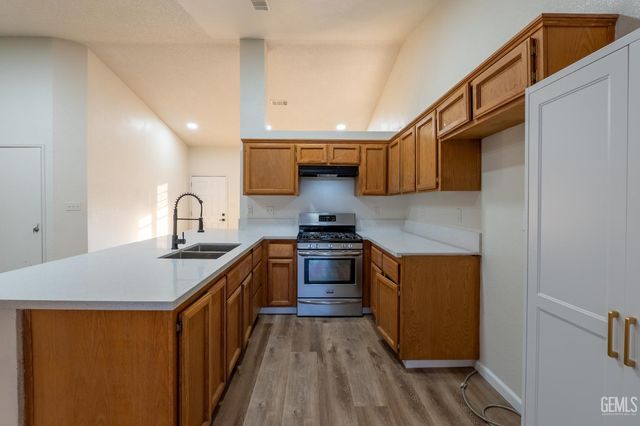 2114 Foxglove Court, Bakersfield, CA 93304