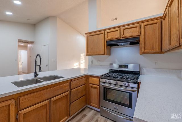 2114 Foxglove Court, Bakersfield, CA 93304