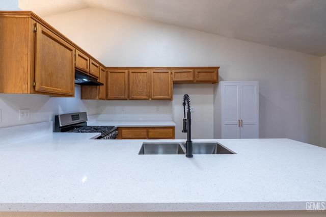 2114 Foxglove Court, Bakersfield, CA 93304