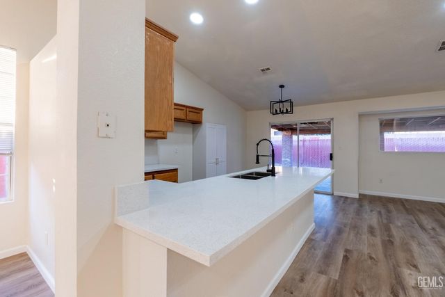 2114 Foxglove Court, Bakersfield, CA 93304