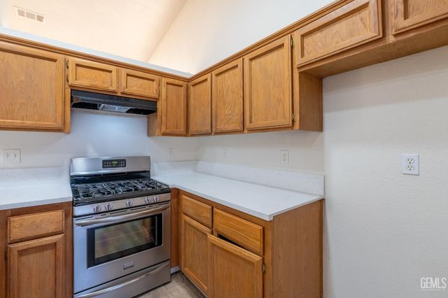 2114 Foxglove Court, Bakersfield, CA 93304