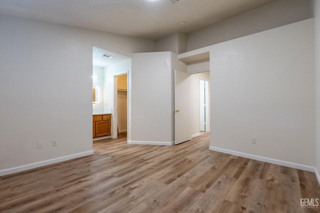 2114 Foxglove Court, Bakersfield, CA 93304