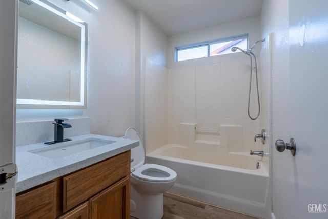 2114 Foxglove Court, Bakersfield, CA 93304