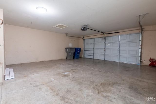 2114 Foxglove Court, Bakersfield, CA 93304
