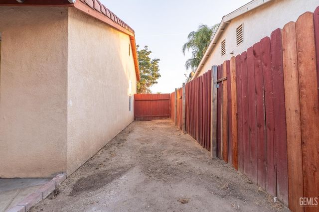 2114 Foxglove Court, Bakersfield, CA 93304