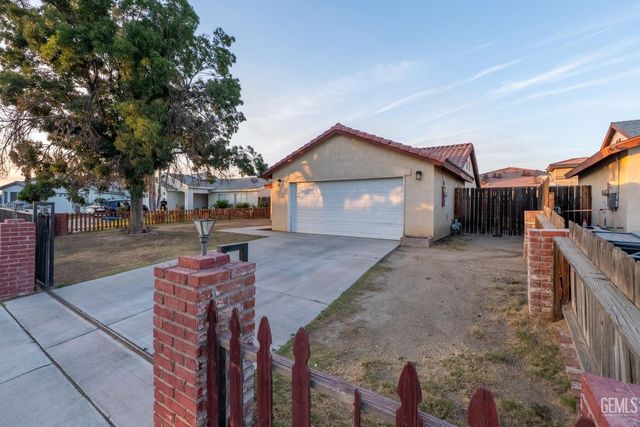 2114 Foxglove Court, Bakersfield, CA 93304