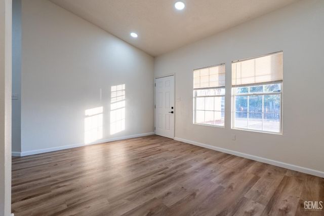 2114 Foxglove Court, Bakersfield, CA 93304
