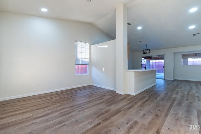 2114 Foxglove Court, Bakersfield, CA 93304