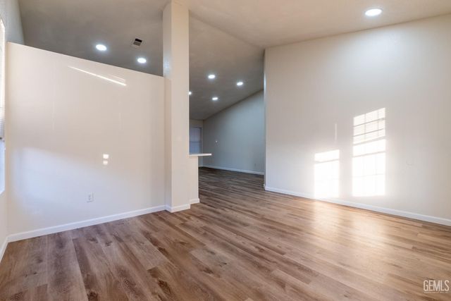 2114 Foxglove Court, Bakersfield, CA 93304