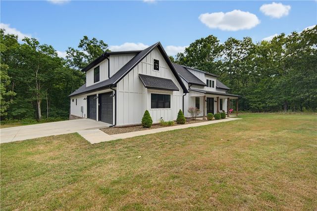 15747 Goldfinch Road, Gravette, AR 72736