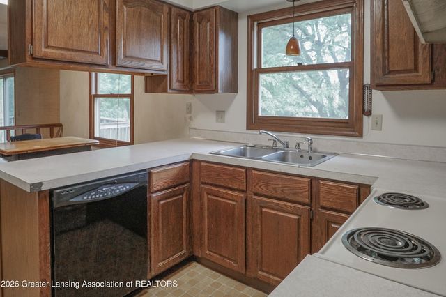 5618 Bearcreek Drive, Lansing, MI 48917