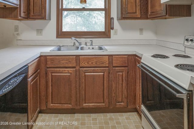 5618 Bearcreek Drive, Lansing, MI 48917