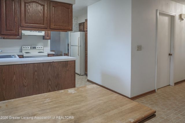 5618 Bearcreek Drive, Lansing, MI 48917