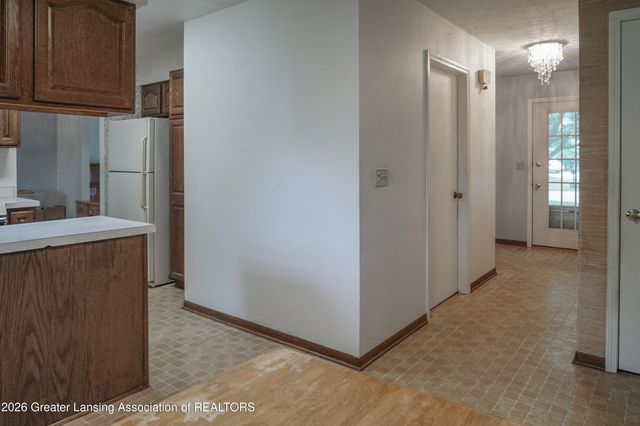 5618 Bearcreek Drive, Lansing, MI 48917