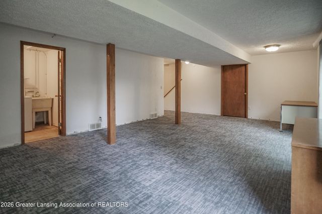 5618 Bearcreek Drive, Lansing, MI 48917