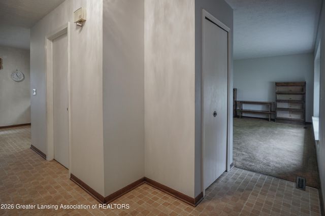 5618 Bearcreek Drive, Lansing, MI 48917