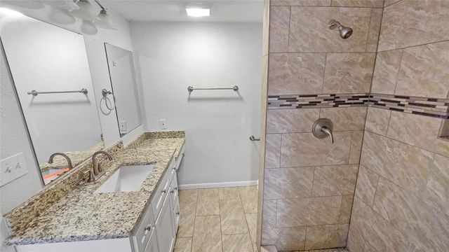 1717 E Mesquite Lane, Victoria, TX 77901