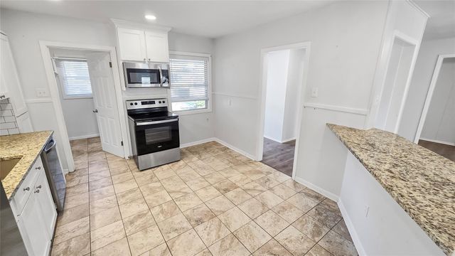 1717 E Mesquite Lane, Victoria, TX 77901