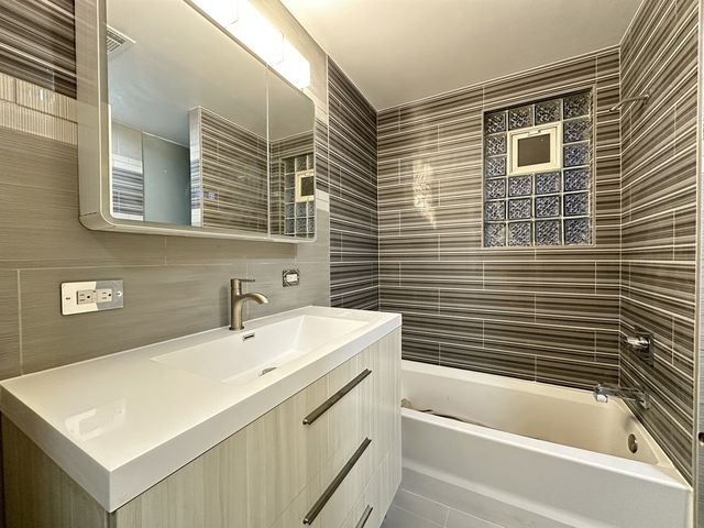 3245 N LAKEWOOD Avenue 2, Chicago, IL 60657