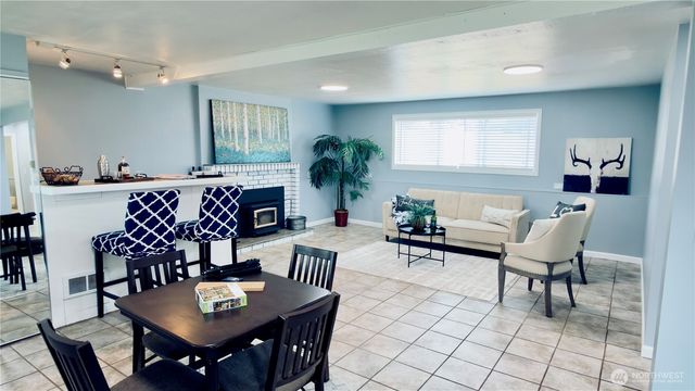 983 NE O'Leary Street, Oak Harbor, WA 98277