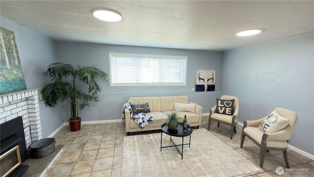 983 NE O'Leary Street, Oak Harbor, WA 98277