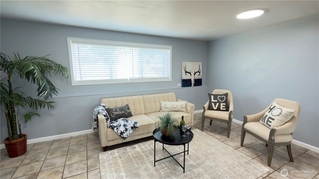 983 NE O'Leary Street, Oak Harbor, WA 98277