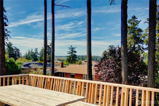 983 NE O'Leary Street, Oak Harbor, WA 98277