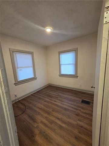 3831 NE ANTIOCH Road, Kansas City, MO 64117