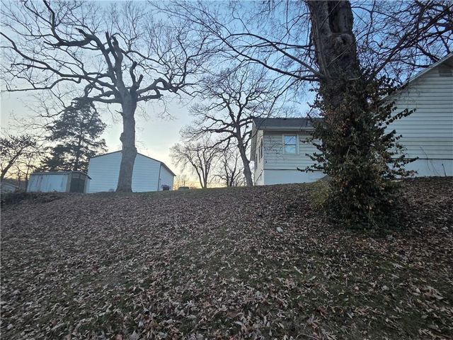 3831 NE ANTIOCH Road, Kansas City, MO 64117