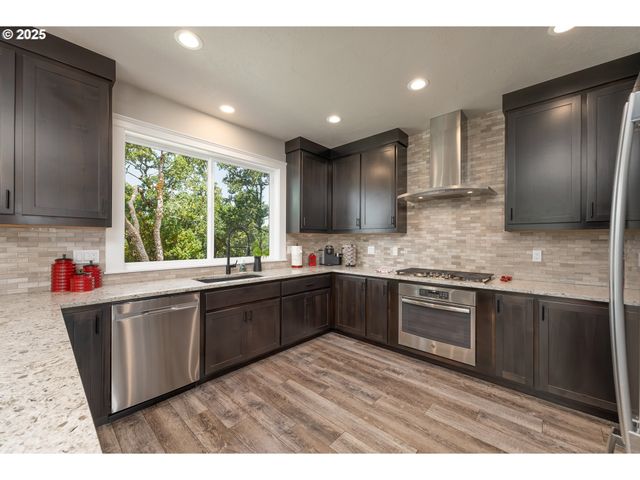 1062 SOUTHRIDGE Way, Roseburg, OR 97470