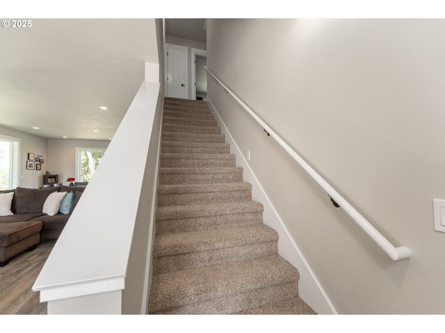 1062 SOUTHRIDGE Way, Roseburg, OR 97470