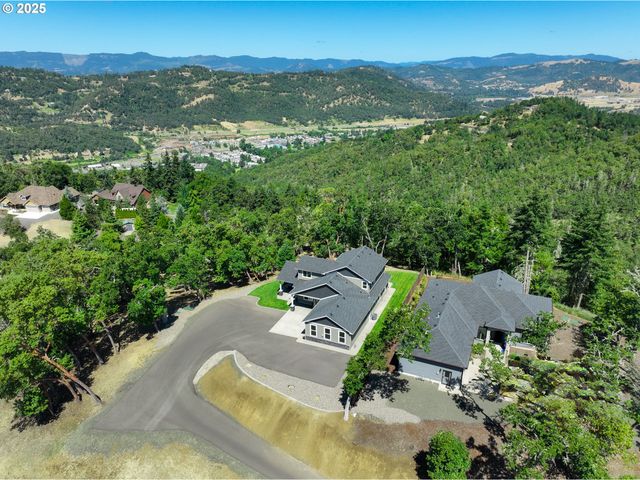 1062 SOUTHRIDGE Way, Roseburg, OR 97470