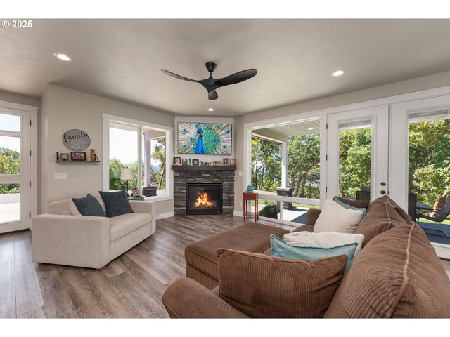 1062 SOUTHRIDGE Way, Roseburg, OR 97470