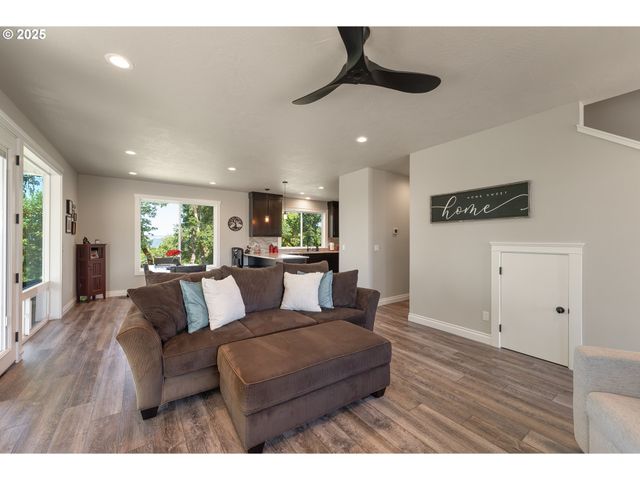 1062 SOUTHRIDGE Way, Roseburg, OR 97470