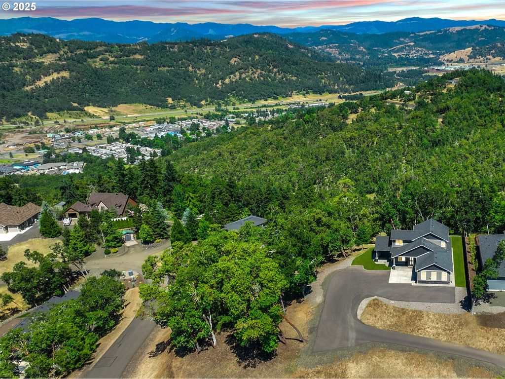 1062 SOUTHRIDGE Way, Roseburg, OR 97470
