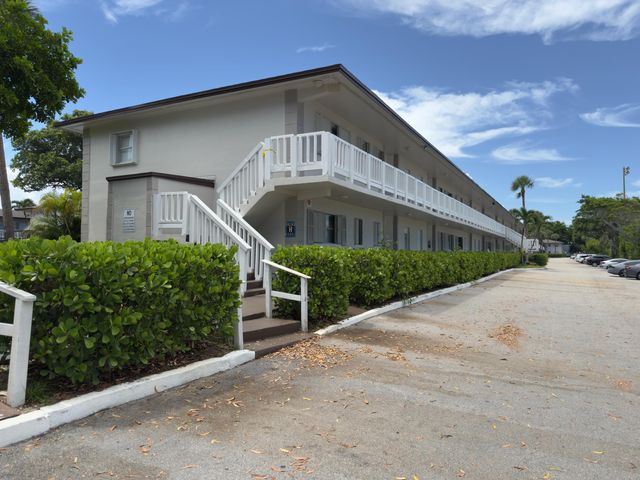 560 SE 2nd Avenue, Deerfield Beach, FL 33441