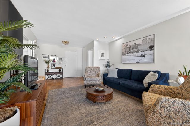 300 Martine Ave 3L, White Plains, NY 10601