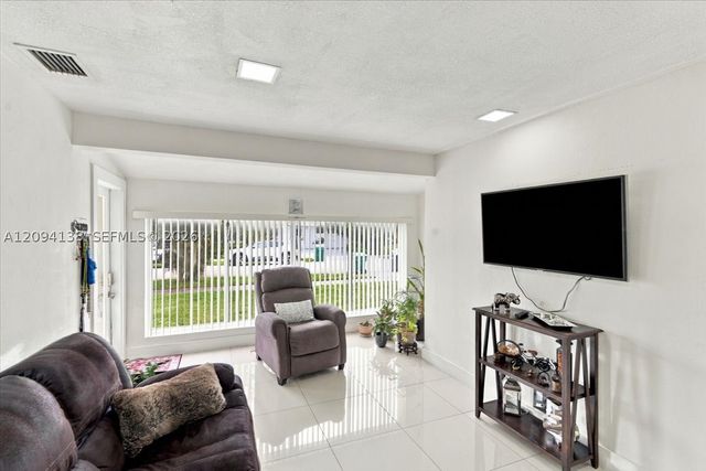 9625 Dominican Dr, Cutler Bay, FL 33189