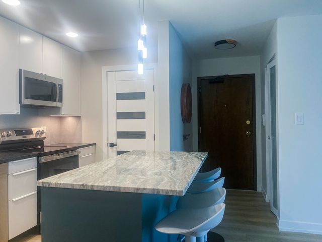 715 W Central Road A8, Mount Prospect, IL 60056