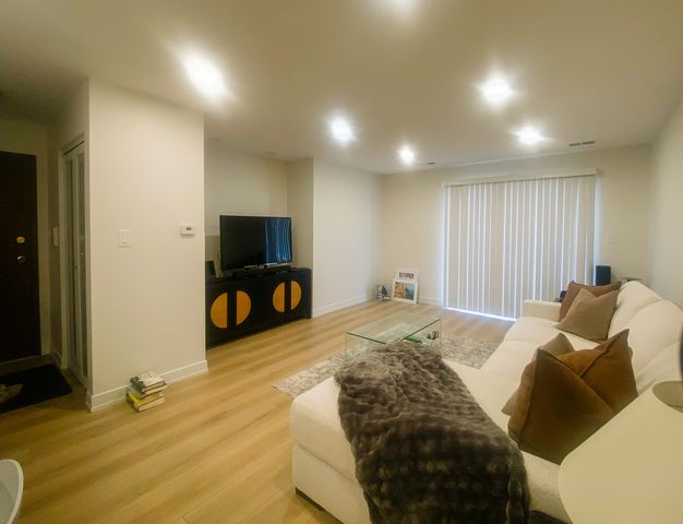 715 W Central Road A8, Mount Prospect, IL 60056