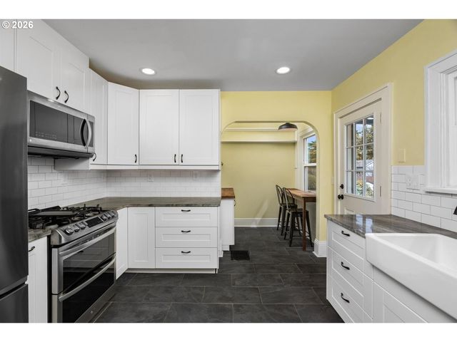 9707 N LOMBARD St, Portland, OR 97203