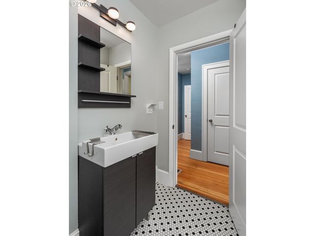 9707 N LOMBARD St, Portland, OR 97203