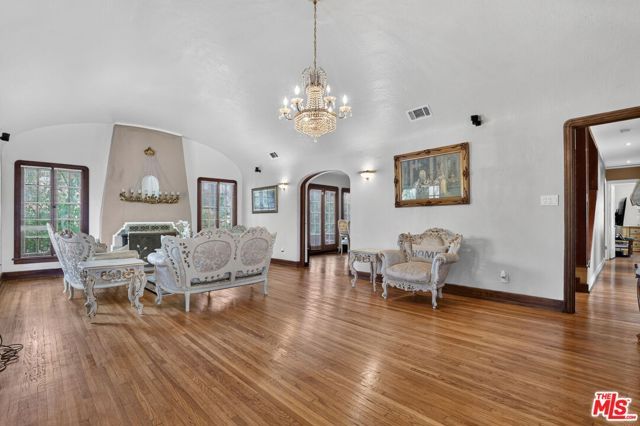 5300 Chesley Avenue, Los Angeles, CA 90043