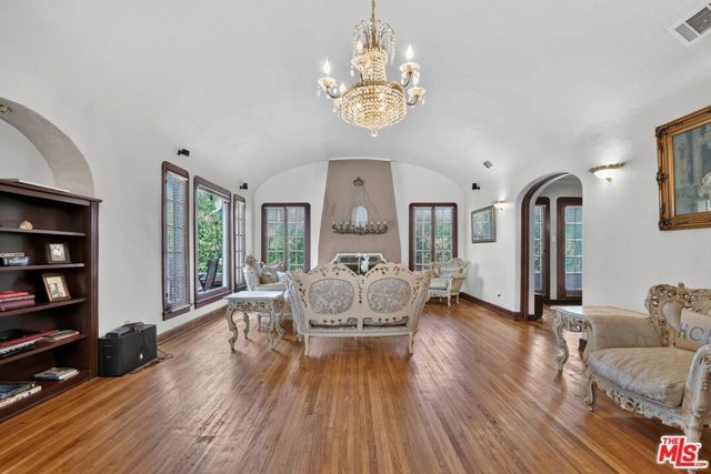 5300 Chesley Avenue, Los Angeles, CA 90043